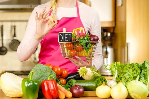 有饮食标志和许多五颜六色蔬菜的购物篮 健康饮食 — 图库照片