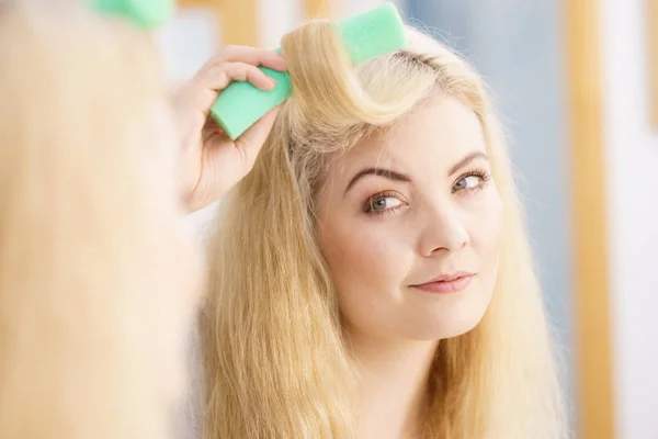 Mulher Loira Usando Rolos Cabelo Para Criar Penteado Bonito Seu — Fotografia de Stock