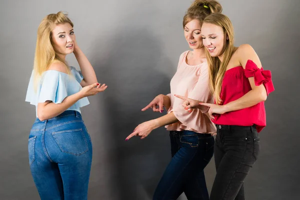 Woman Being Bullied Two Female Friends Gossiping Her Body Shape — Stock Photo, Image