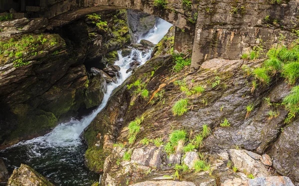 Cachoeira Verdes Montanhas Verão Noruega — Fotografia de Stock