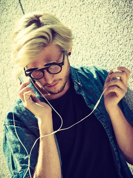 Erkek Moda Teknoloji Kentsel Tarzı Giyim Kavramı Müzik Telefon Tutarak — Stok fotoğraf