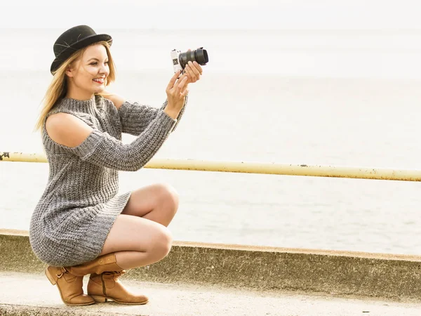 Χαμογελώντας Γυναίκα Φοράει Καπέλο Μαύρο Και Γκρι Πουλόβερ Λήψη Φωτογραφιών — Φωτογραφία Αρχείου