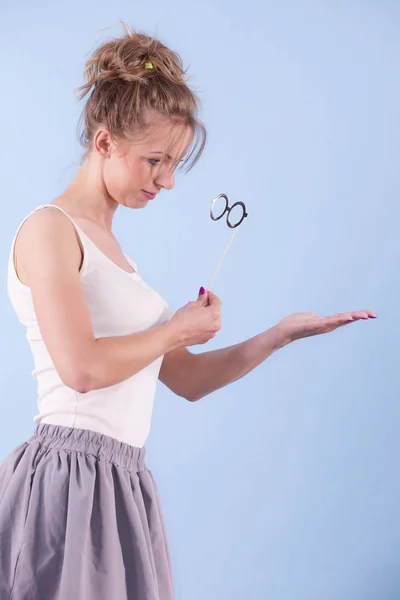 Elegante Jovem Fingindo Usar Óculos Nerd Engraçados Lendo Espaço Cópia — Fotografia de Stock