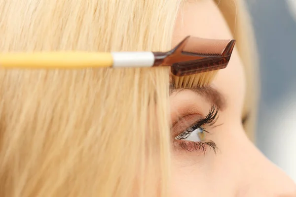 Primer Plano Mujer Haciendo Maquillaje Preparación Las Cejas Con Cepillo — Foto de Stock