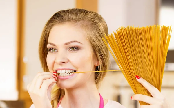 Feliz Mulher Alegre Segurando Macarrão Longo Macarrão Pronto Para Cozinhar — Fotografia de Stock