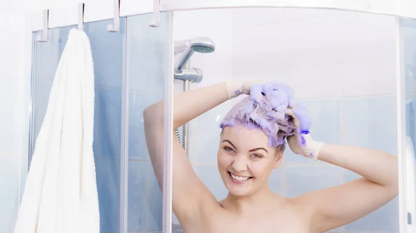 Kobieta Stosująca Szampon Farbowania Włosów Samica Posiadająca Fioletowy Produkt Prania — Zdjęcie stockowe