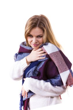 Yumuşak renkli, ılık, sonbahar şalı eşarbını takan kadın kendini rahat hissediyor. Sonbahar aksesuar konsepti.