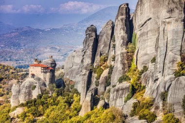 Meteora kaya oluşumundaki Rousanou St. Barbarain Manastırı, Teselya Yunanistan. Yunan varış noktaları