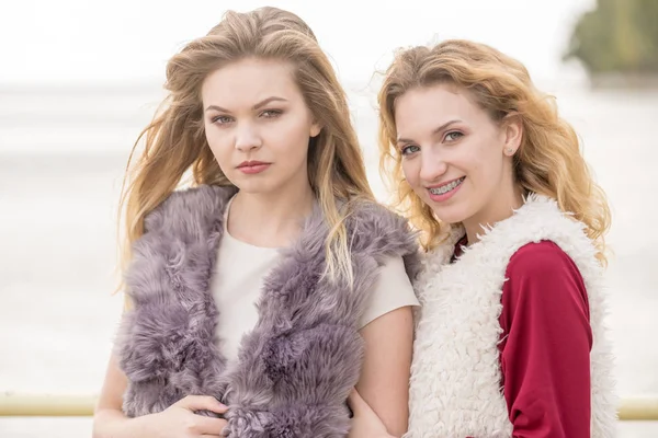 Dos Mujeres Moda Que Usan Trajes Elegantes Durante Clima Cálido — Foto de Stock