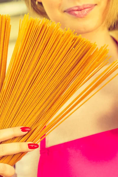 Vrouw Met Lange Pasta Macaroni Klaar Spaghetti Koken Gezond Voedselconcept — Stockfoto