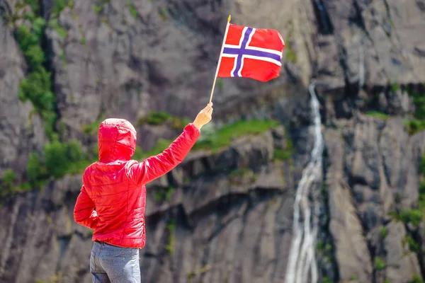 Donna Turistica Con Bandiera Norvegese Montagne Rocciose Pietra — Foto Stock