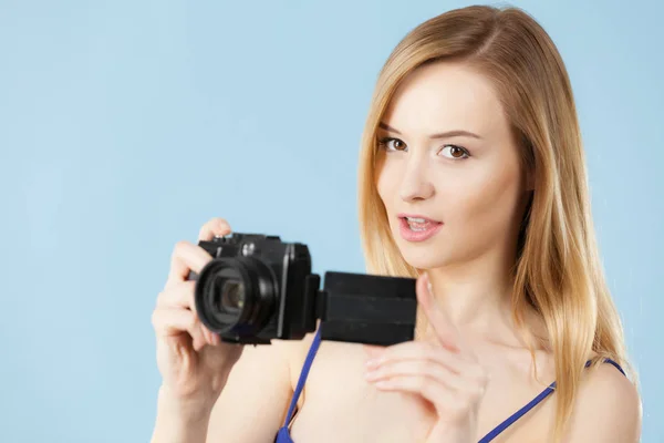 Fotografka Fotografująca Zdjęcia Piękna Blondynka Uśmiechnięta Kobieta Aparatem Niebieskim Tle — Zdjęcie stockowe