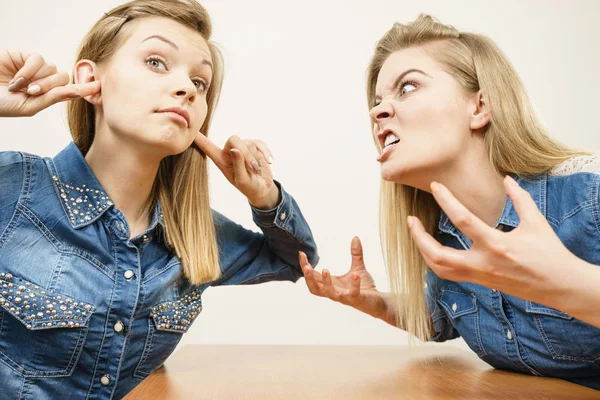 Dos Mujeres Discutiendo Burlándose Estar Enojadas Entre Ellas Mujer Regañando —  Fotos de Stock