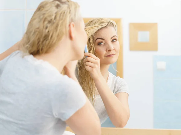 Mulher Muito Jovem Cuidando Cabelo Escovando Cabelo Loiro Molhado Depois — Fotografia de Stock