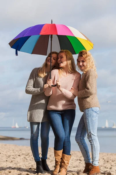 Drei Hübsche Junge Freundinnen Unter Einem Bunten Sonnenschirm Modische Frauen — Stockfoto