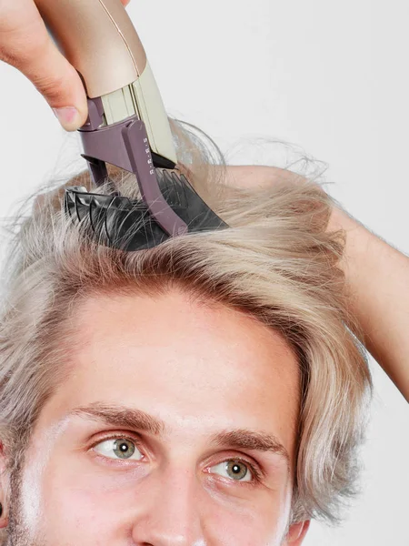 Frisurenkonzept Coole Männliche Friseur Macht Selbst Trendigen Haarschnitt Mode Blonde — Stockfoto