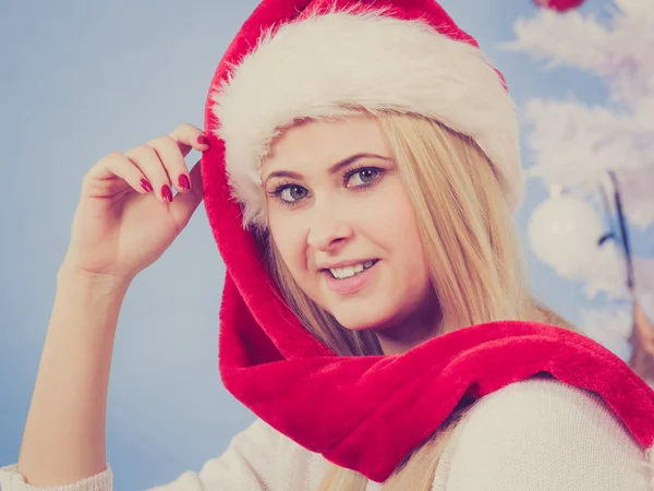 季節の喜びと幸せ 休日アクセサリー コンセプト サンタ帽子を考えてクリスマス幸せな 金髪の女性 — ストック写真