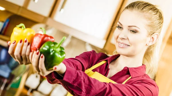 Engraçado Mulher Alegre Segurando Pimentão Delicioso Saudável Dieta Vegetal Apresentando — Fotografia de Stock