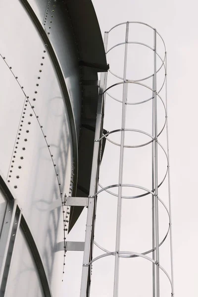 Escada Metal Industrial Com Proteção Redonda Corrimão Regras Segurança Indústria — Fotografia de Stock