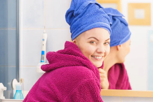 Νεαρή Γυναίκα Στο Μπάνιο Μετά Λήψη Ντους Αισθάνονται Καθαρά Και — Φωτογραφία Αρχείου