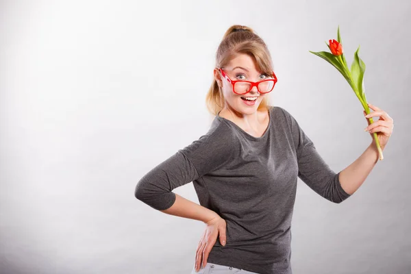 Bahar Zamanı Delilik Eğlenceli Bir Kavram Oynak Mutlu Kız Çiçek — Stok fotoğraf