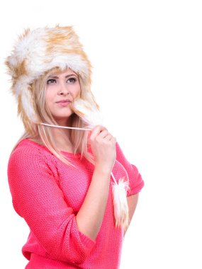 Soğuk günlerde fikirler, moda ve giyim konsept için kıyafet. Çekici gülümseyen sarışın kadın furr kuyruk tutan tüylü kış şapka