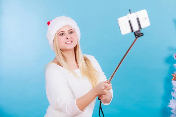 Conceito Moderno Férias Mulher Loira Chapéu Santa Tirando Fotos Natal — Fotografia de Stock