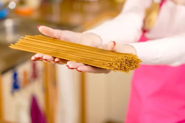 Vrouw Met Lange Pasta Macaroni Klaar Spaghetti Koken Gezond Voedselconcept — Stockfoto