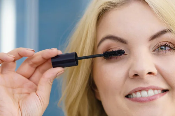 Mujer Haciendo Maquillaje Con Pestañas Rímel Negro Cepillado Concepto Belleza —  Fotos de Stock