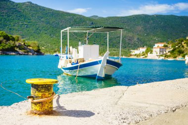 Tekne yatıyla tropikal deniz suyu kıyı şeridinde Jetty iskelesi. Denizcilik, yat konsepti.