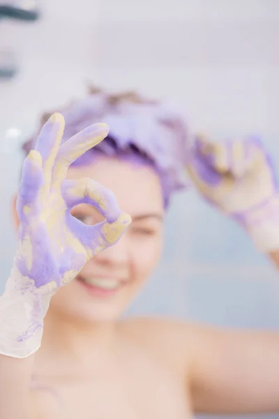 Wanita Mengoleskan Shampo Warna Rambutnya Perempuan Memiliki Produk Mencuci Ungu — Stok Foto