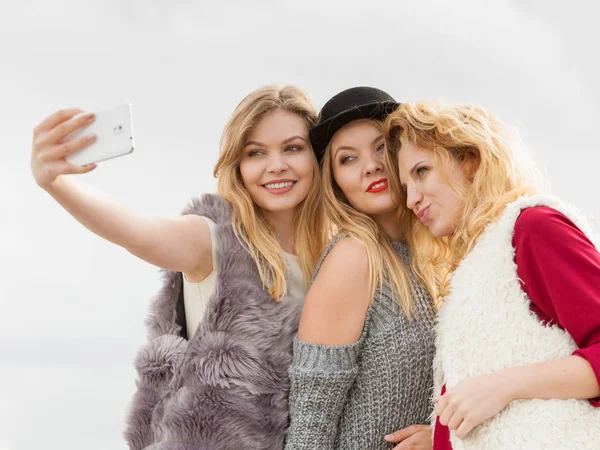 Drie Vrouwen Nemen Selfies Plezier Buiten Met Behulp Van Smartphone — Stockfoto