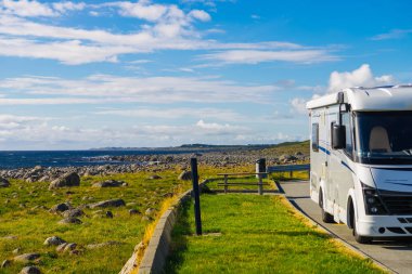 Turizm tatili ve seyahat. Norveç 'in güneyinde Rogaland' da okyanus manzaralı karavan ve kayalık kıyı manzarası.