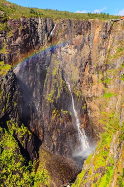 Voringsfossen şelalesi yazın gökkuşağı ile, Mabodalen Vadisi Norveç. Ulusal turist Hardangervidda güzergahı, 7 nolu turist yolu, Eidfjord gezi turu.