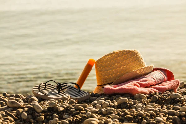 Strand Accessoires Een Handdoek Zonnebaden Zonnige Hoed Slippers Steen Rotsen — Stockfoto