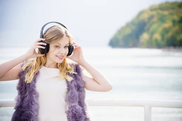 快乐快乐的女人在户外听音乐 青少年女性 戴着耳机散步时很开心 — 图库照片