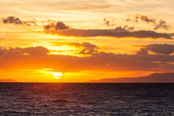 Szenischer Sonnenaufgang Oder Sonnenuntergang Über Der Meeresoberfläche Griechenland — Stockfoto