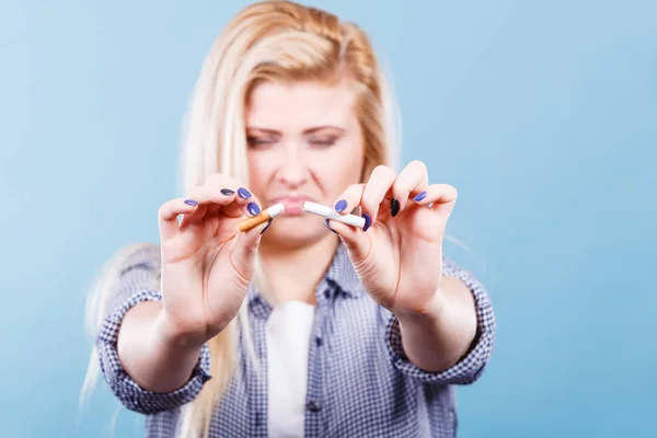 Nieuwjaar Resoluties Slechte Gewoonten Ongezonde Levensstijl Concept Vrouw Breken Sigaret — Stockfoto