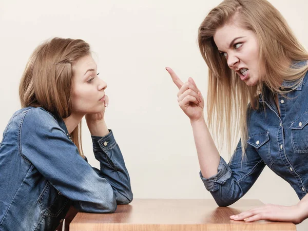 Twee Vrouwen Die Ruziën Boos Elkaar Zijn Vrouwelijke Vertellen Onwetendheid — Stockfoto