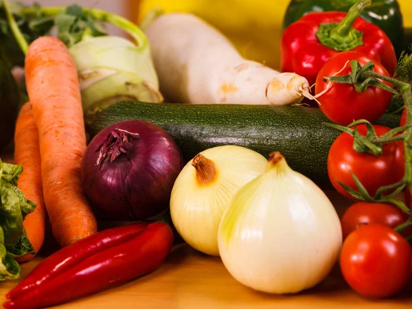 Close Van Vele Gezonde Groenten Keukentafel Diverse Kleurrijke Groenten Vegetarische — Stockfoto