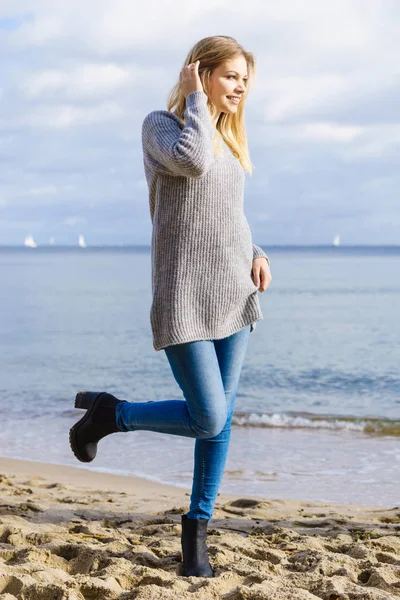 Teenager Frauen Verbringen Bei Herbstlichem Wetter Ihre Zeit Freien Strand — Stockfoto