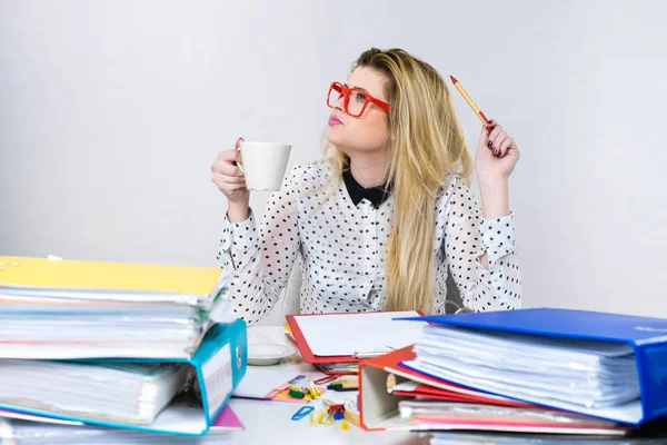 Happy Woman Office Drinking Hot Coffee Tea Enjoying Her Break — Stock Photo, Image