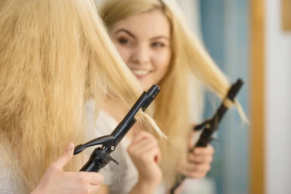 Pozytywna Młoda Kobieta Przygotowuje Blond Włosy Używając Spinki Włosów Łazience — Zdjęcie stockowe