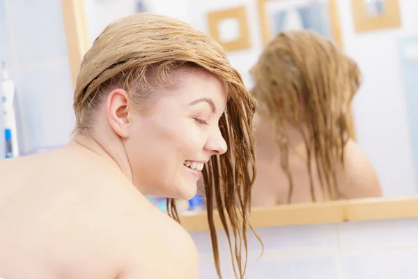 Mulher Enxaguando Cabelo Lavar Fora Shampoo Ter Penteado Loiro Molhado — Fotografia de Stock