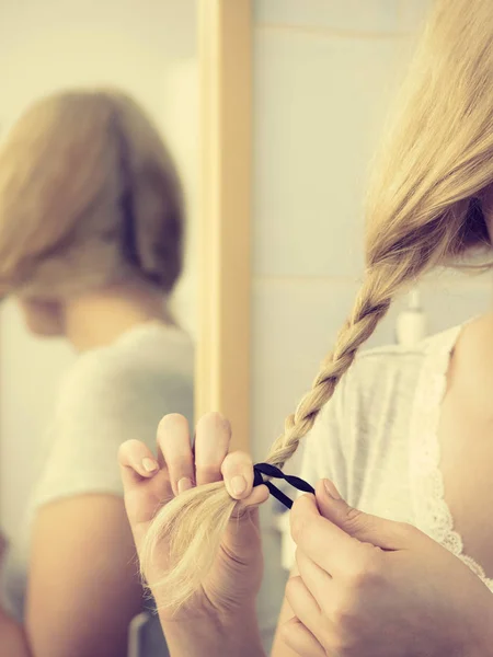女性の髪型 三つ編みを作成します 準備をして素敵な認識できない女性は 髪を行う — ストック写真