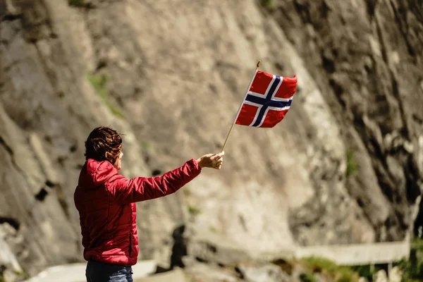 Tourist Woman Norwegian Flag Rocky Stone Mountains — Stock Photo, Image