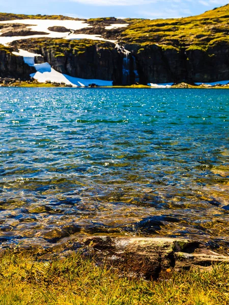 Górskie Jezioro Flotvatnet Wodospadem Region Malowniczy Pomiędzy Aurland Laerdal Norwegii — Zdjęcie stockowe