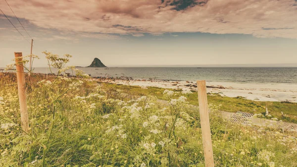 Seascape Mořské Pobřeží Písečnou Pláží Ostrov Bleiksoya Dálce Resort Bleik — Stock fotografie