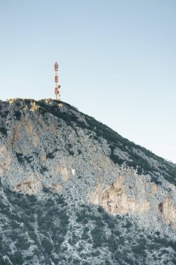 Baz istasyonu, mast gökyüzü karşı Yunanistan'da büyük dağ tepe üzerinde Yayın.