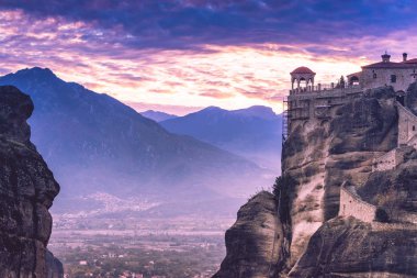 Meteora, Thessaly Yunanistan 'daki kutsal Varlaam Manastırı' nın üzerinde gün batımı manzarası. Yunan varış noktaları